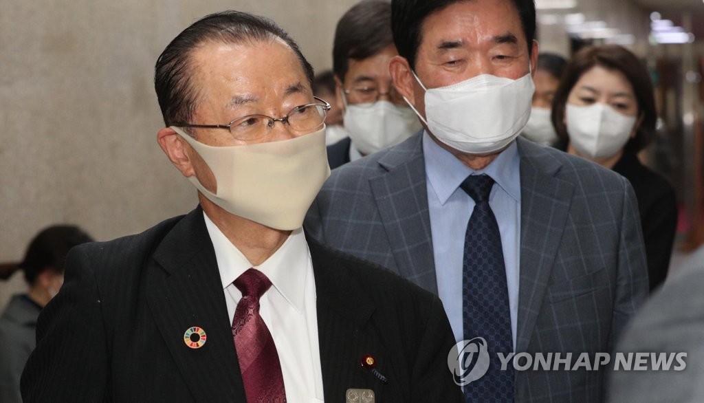 Japanese politician Takeo Kawamura (L) arrives at the National Assembly in Seoul to hold closed-door talks with South Korea's ruling Democratic Party leader, Rep. Lee Nak-yon, on Oct. 18, 2020. (Yonhap) 