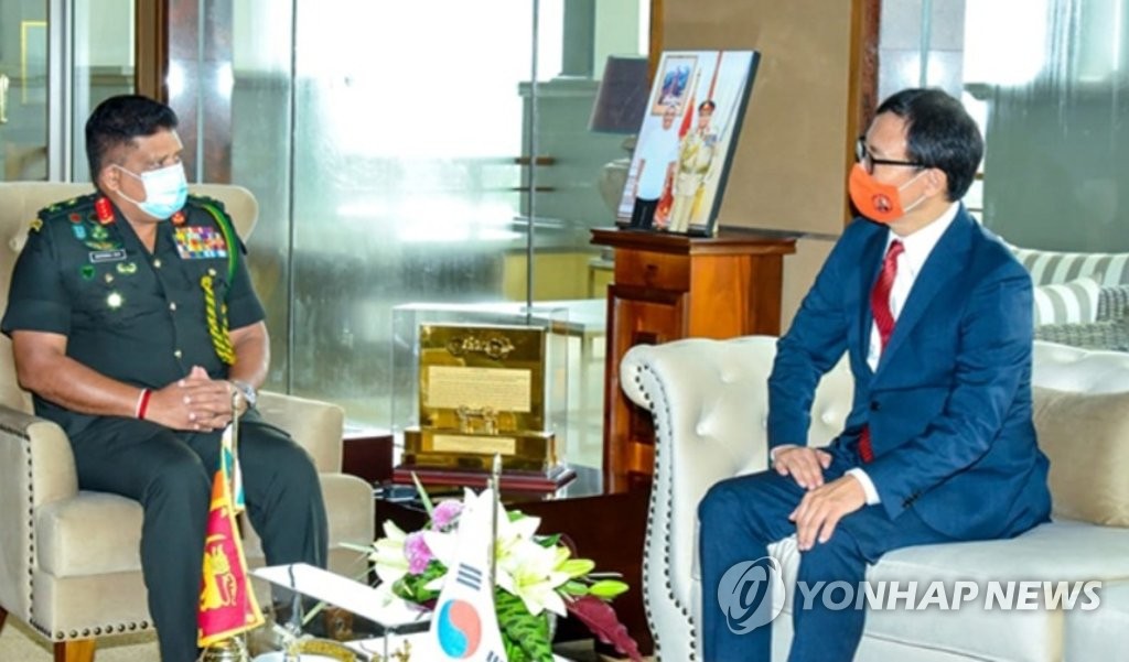 정운진 주스리랑카 대사, 현지 군참모장에게 순면 마스크 전달