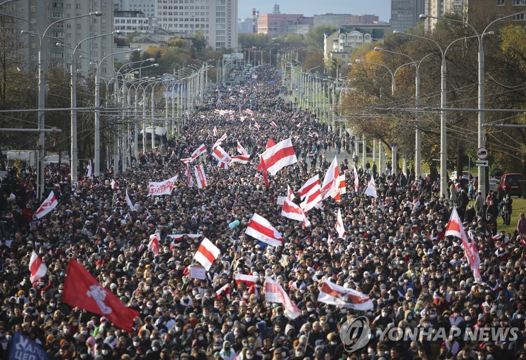 대선 '부정' 항의하는 벨라루스 시위 군중