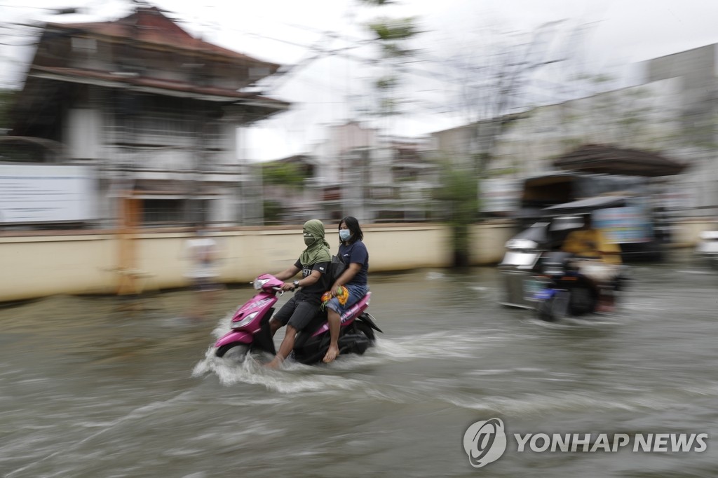 태풍 '몰라베' 여파로 도로가 물에 잠긴 필리핀 북부 도시