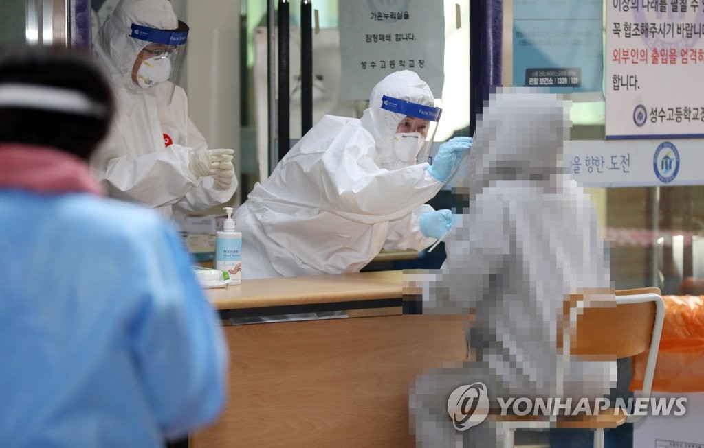 Students receive coronavirus tests at a makeshift clinic in a high school in eastern Seoul on Oct. 27, 2020. (Yonhap)