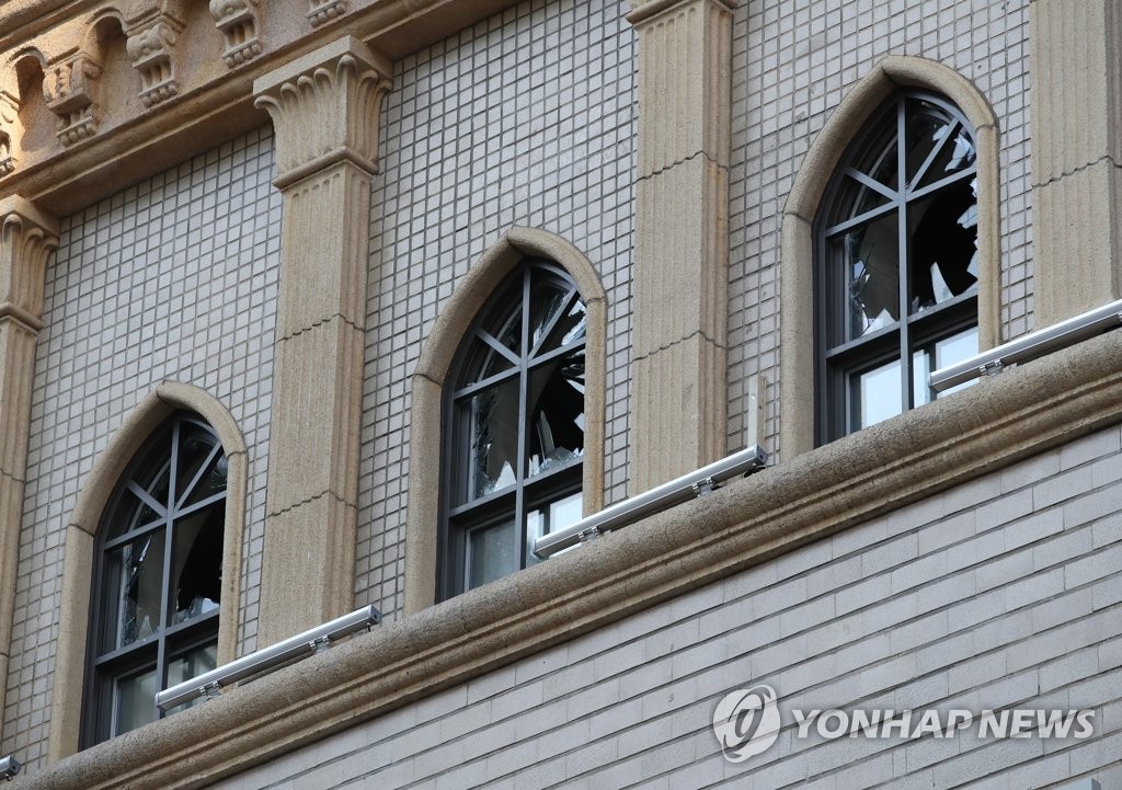 화재로 유리창 깨진 명동예술극장