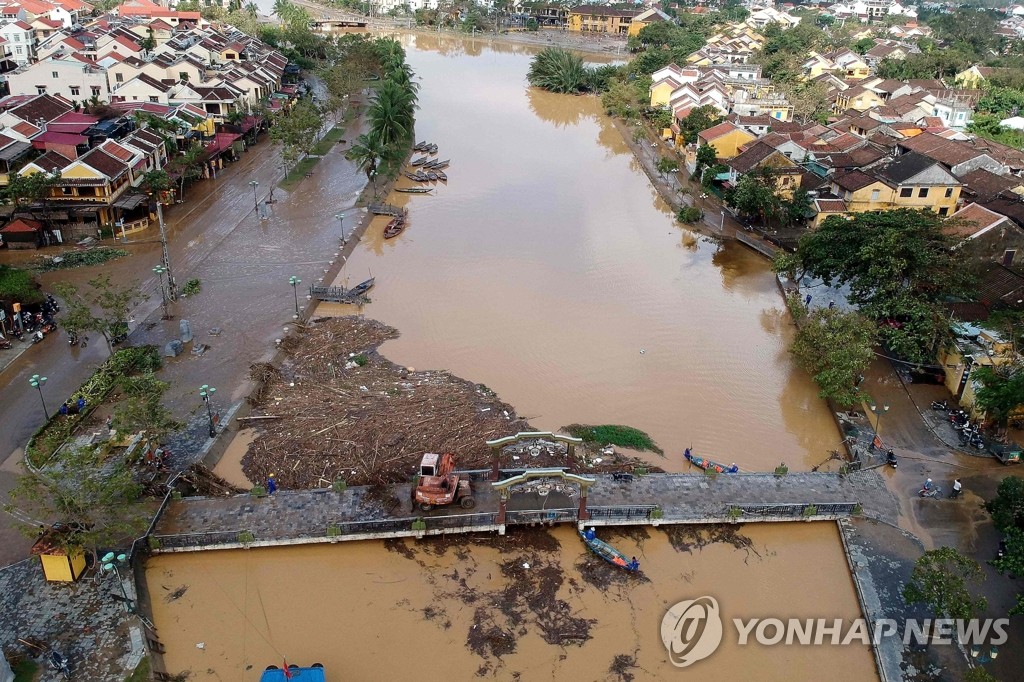 태풍 '몰라베'로 침수 피해 난 베트남 호이안 시내