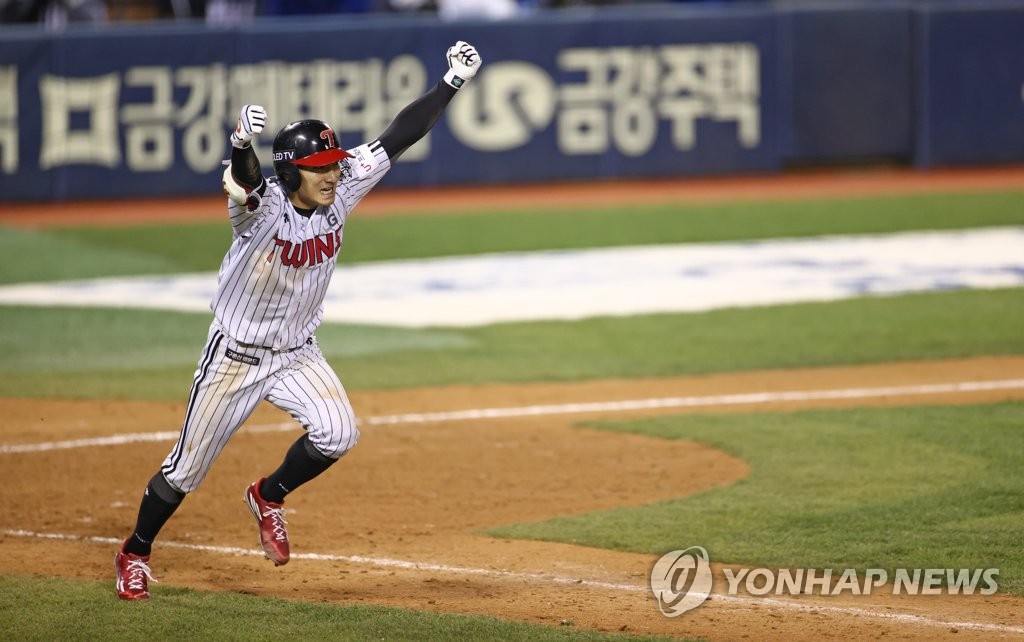Shin Min-jae of the LG Twins celebrates his game-winning hit against the Kiwoom Heroes in the bottom of the 13th inning of a Korea Baseball Organization Wild Card game at Jamsil Baseball Stadium in Seoul on Nov. 2, 2020. (Yonhap)