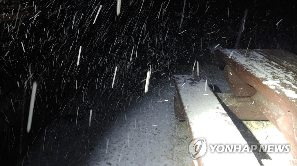 설악산 중청에 내리는 첫눈