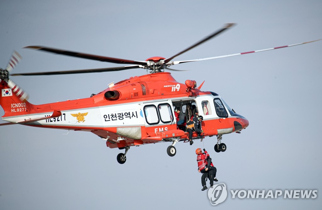 구조 시연하는 소방대원들