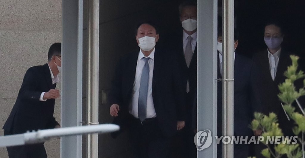 신임 차장검사 강연 위해 이동하는 윤석열