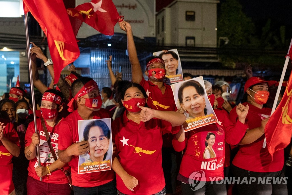 미얀마 실권자 수치 NLD 지지자들, '총선 압승' 자축