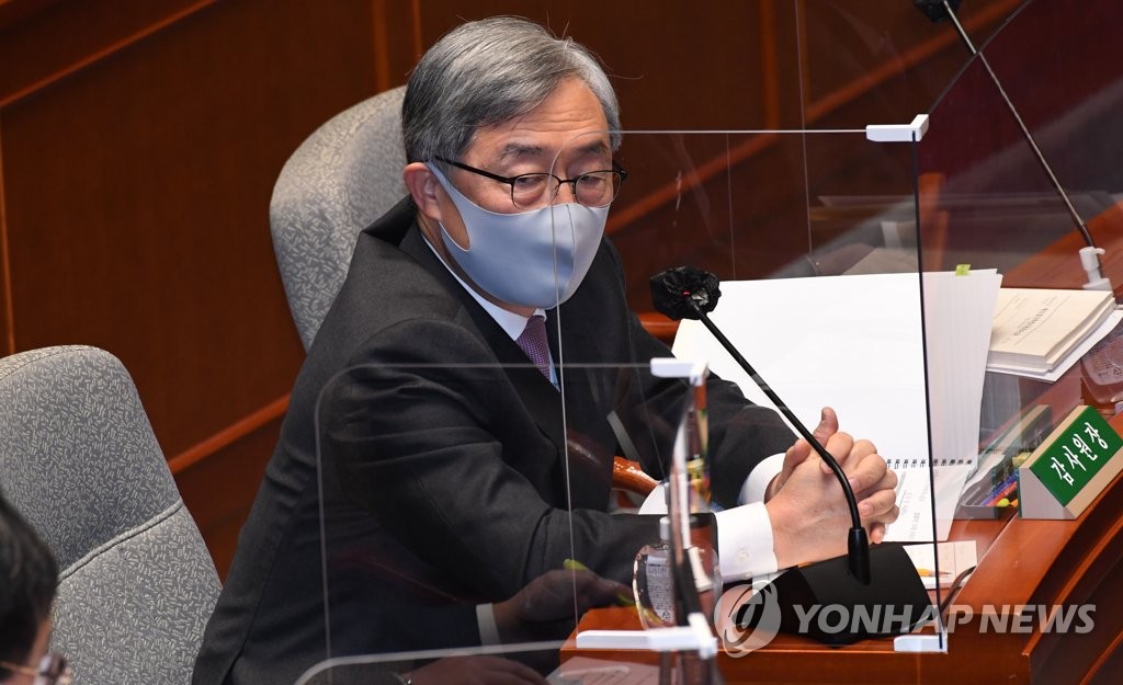 Choe Jae-hyeong, chairman of the Board of Audit and Inspection, speaks during a parliamentary session at the National Assembly in Seoul on Nov. 11, 2020. (Yonhap)