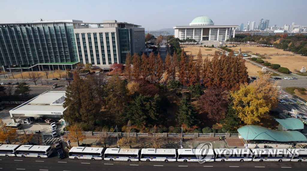 Parked police buses surround the National Assembly compound in Yeouido, southern Seoul, ahead of a protest rally organized by the Korean Confederation of Trade Unions on Nov. 14, 2020. (Yonhap)