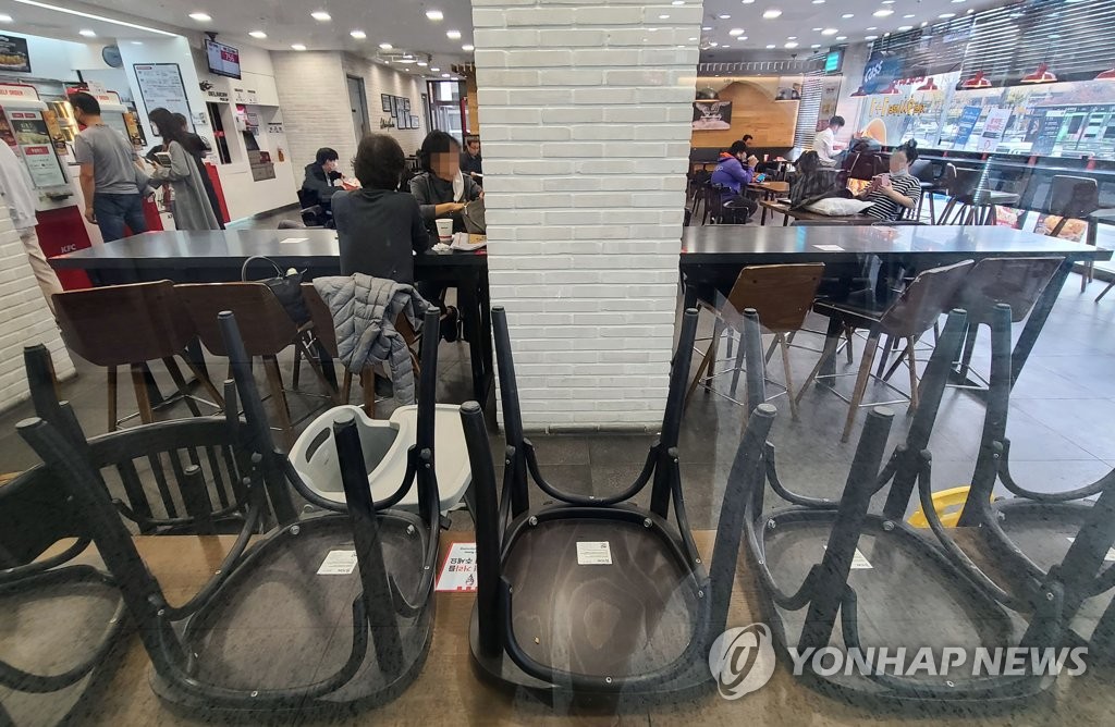 ソウル市内の飲食店で椅子がテーブルの上に片付けられている＝（聯合ニュース）