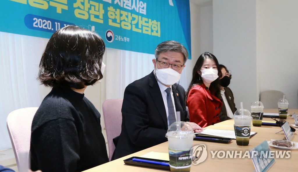 작년 11월 청년 디지털 일자리 기업 방문한 이재갑 장관