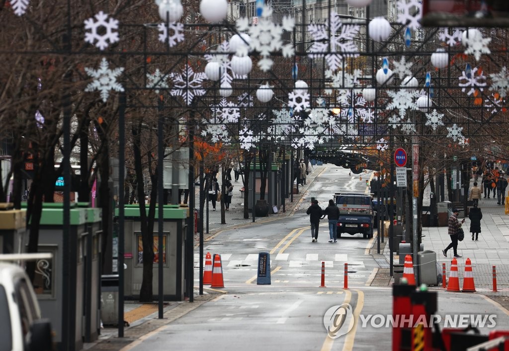 A street in the college district of Sinchon in Seoul is nearly empty on Nov. 22, 2020, after a series of coronavirus infections were reported at the nearby Yonsei and Sogang universities. (Yonhap)