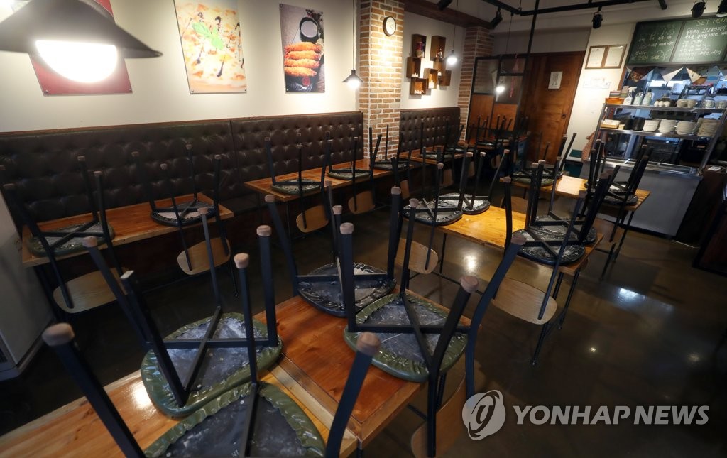 Chairs are stacked up at a cafe in Hadong County, South Gyeongsang Province, on Nov. 22, 2020, as part of the county's Level 2 social distancing scheme. (Yonhap)