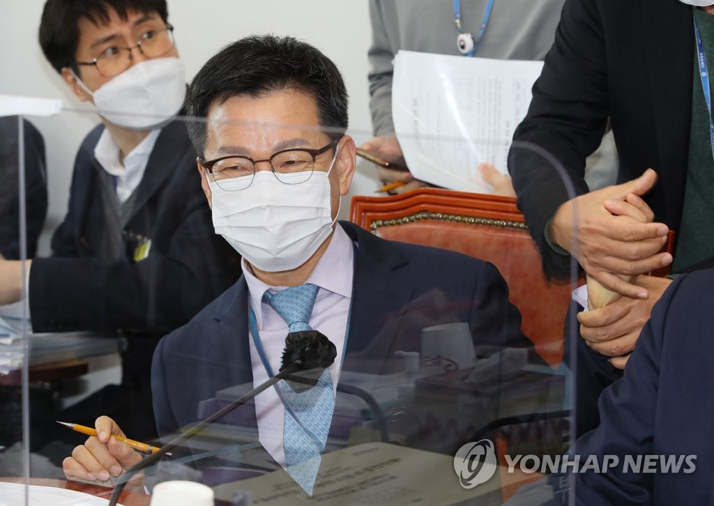 예산안조정소위 참석한 이정도 청와대 총무비서관