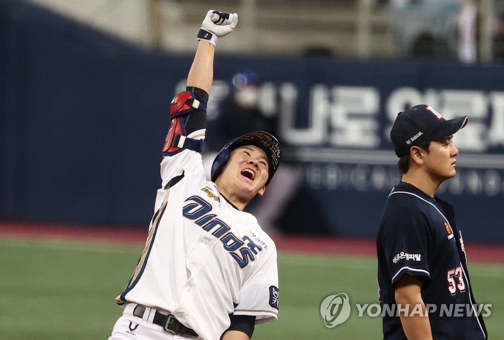 Park Min-woo of the NC Dinos celebrates his two-run single against the Doosan Bears in the bottom of the sixth inning of Game 6 of the Korean Series at Gocheok Sky Dome in Seoul on Nov. 24, 2020. (Yonhap)
