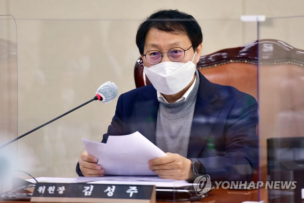 보건복지위 제2법안심사소위에서 발언하는 김성주 위원장