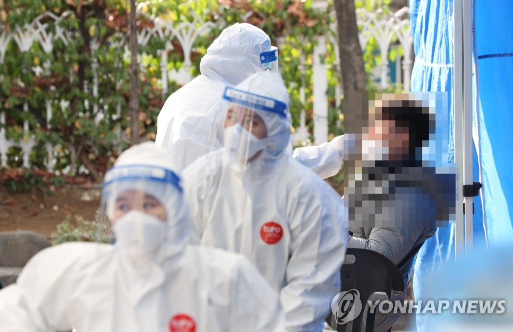 동작구청 선별진료소서 코로나19 검사받는 시민