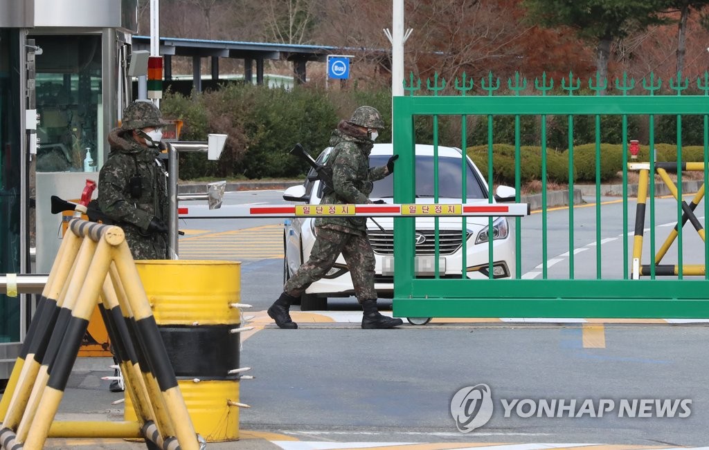 A South Korean soldier opens the main gate of the Sangmudae Artillery School in Jangseong, 310 kilometers south of Seoul, on Nov. 28, 2020, where 16 confirmed coronavirus cases were reported. (Yonhap)