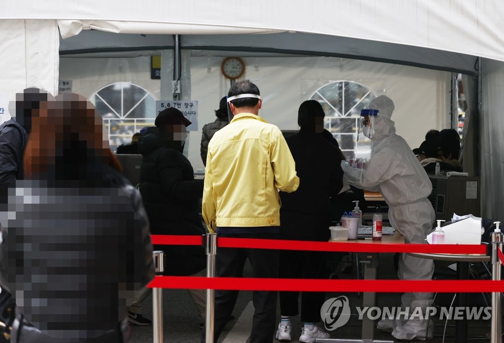 붐비는 강남구 선별진료소