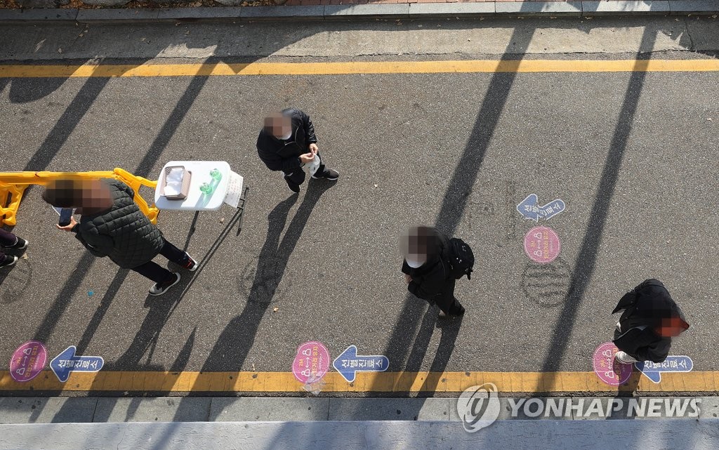 주말 아침 검사받는 시민들