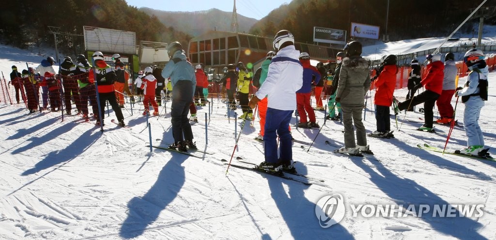 Skiers wait in line for a lift at a ski slope in Pyeongchang, Gangwon Province, on Dec. 21, 2020. (Yonhap)