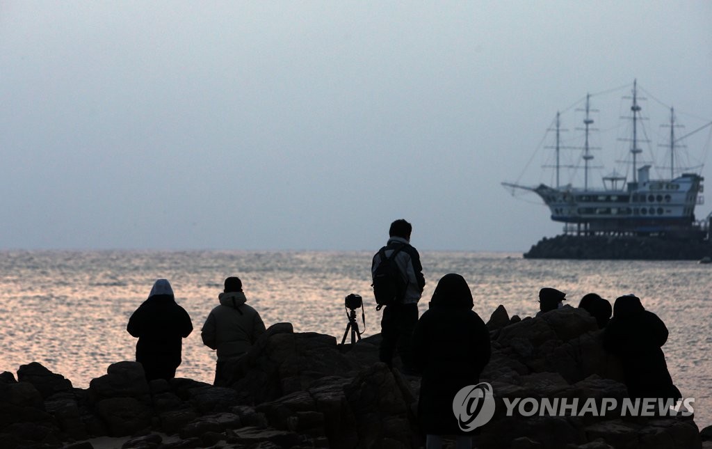 동해안 일출 명소 통제 첫날에도 몰린 관광객