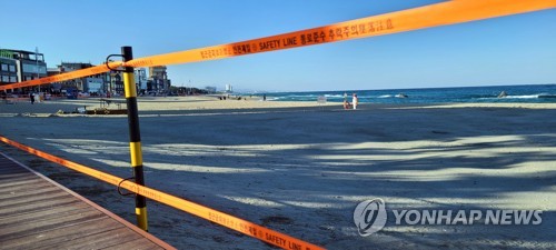 '폐쇄·통제' 전국 유명 관광지 한산…도심도 썰렁