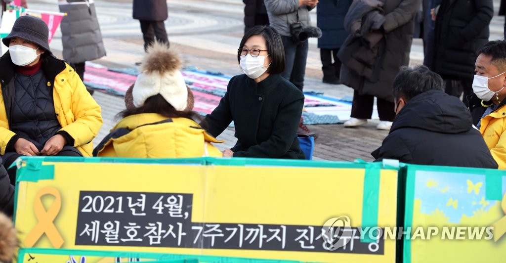 세월호 진상규명 농성장 방문한 김제남 수석