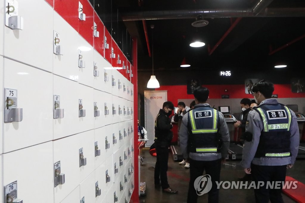 Police officers visit a gym in Pocheon, 46 kilometers northeast of Seoul, on Jan. 4, 2021, after the business reopened in defiance of the government's coronavirus restrictions. (Yonhap)