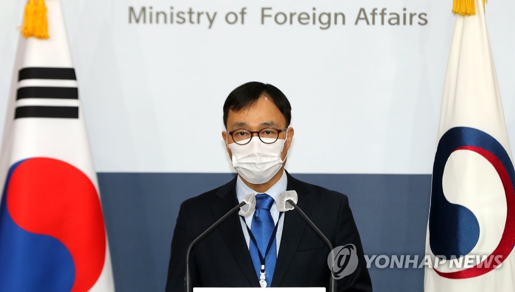 This photo, taken on Jan. 5, 2021, shows Choi Young-sam, the spokesman for the foreign ministry, speaking during a press briefign at the ministry in Seoul. (Yonhap)