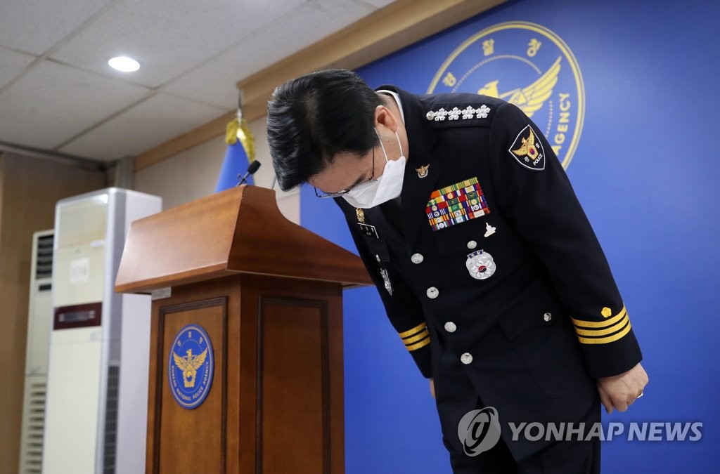 National Police Agency Commissioner General Kim Chang-yong bows during a news conference in Seoul on Jan. 6, 2021, in apology over the police's failure to protect a 16-month-old girl who died in October after alleged abuse by her adoptive parents. (Yonhap)