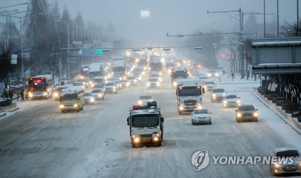 폭설 뚫고 출근