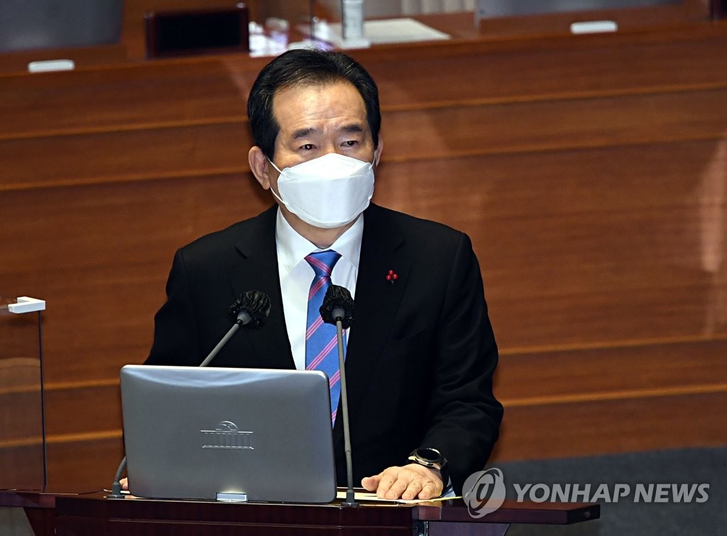 Prime Minister Chung Sye-kyun speaks during a parliamentary interpellation session at the National Assembly in Seoul on Jan. 8, 2021. (Yonhap)