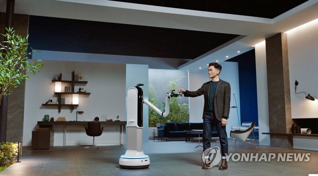 'CES 2021'서 삼성 로봇 시연하는 승현준 삼성리서치 소장