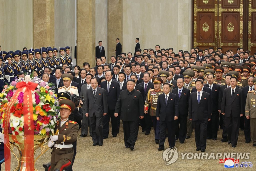 Kim Jong-un visita el mausoleo de Kumsusan Kim Jong-un visita el mausoleo de Kumsusan