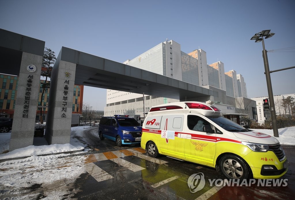ソウル東部拘置所を出る救急車＝１３日、ソウル（聯合ニュース）