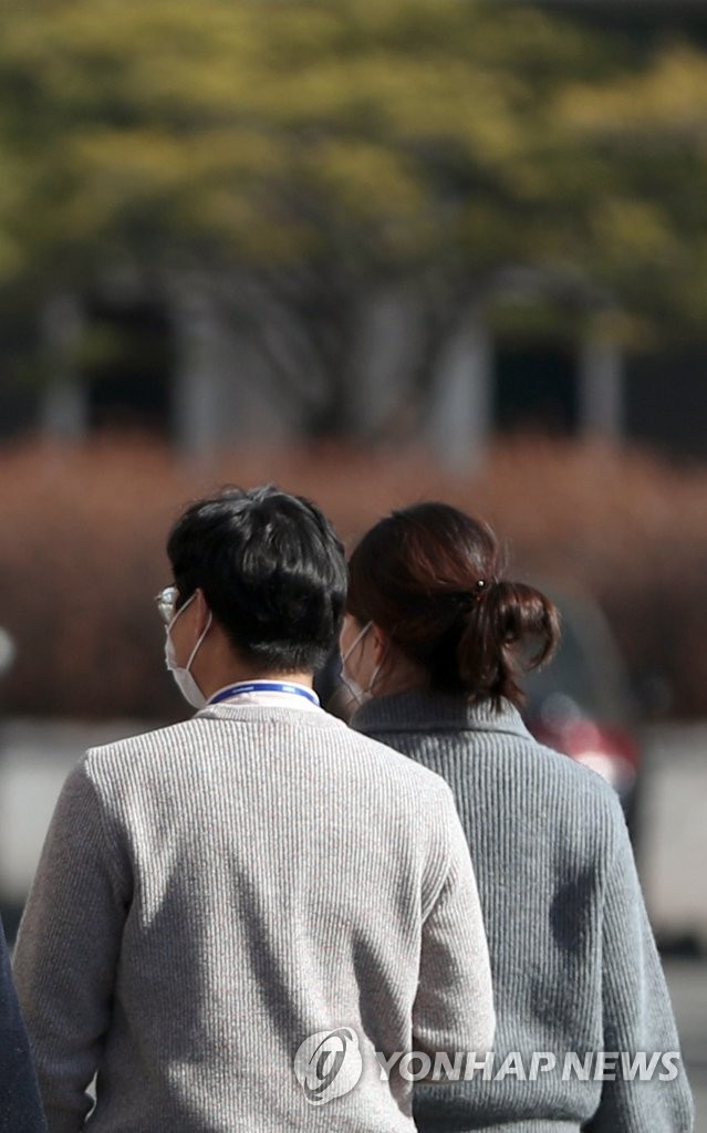 동장군 어디갔나?…가벼운 옷차림