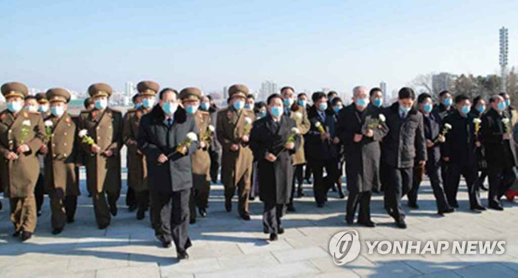 북한 최고인민회의 대의원들, 만수대 동상에 헌화