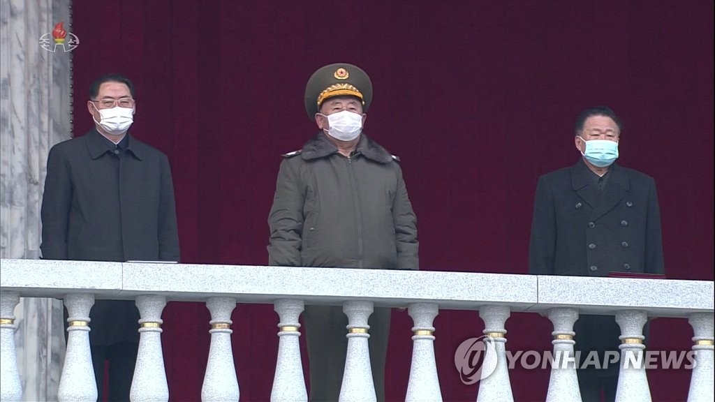 김일성광장 군중시위를 바라보는 북한 간부들