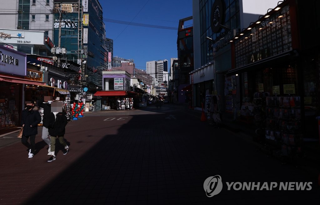 This Jan. 17, 2021, file photo shows a street in Hongdae in western Seoul that is nearly empty amid ongoing social distancing measures. (Yonhap)
