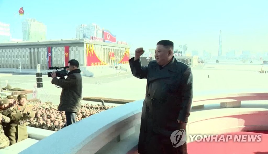 김정은, 열병식 참가자들을 향해 '주먹 불끈'