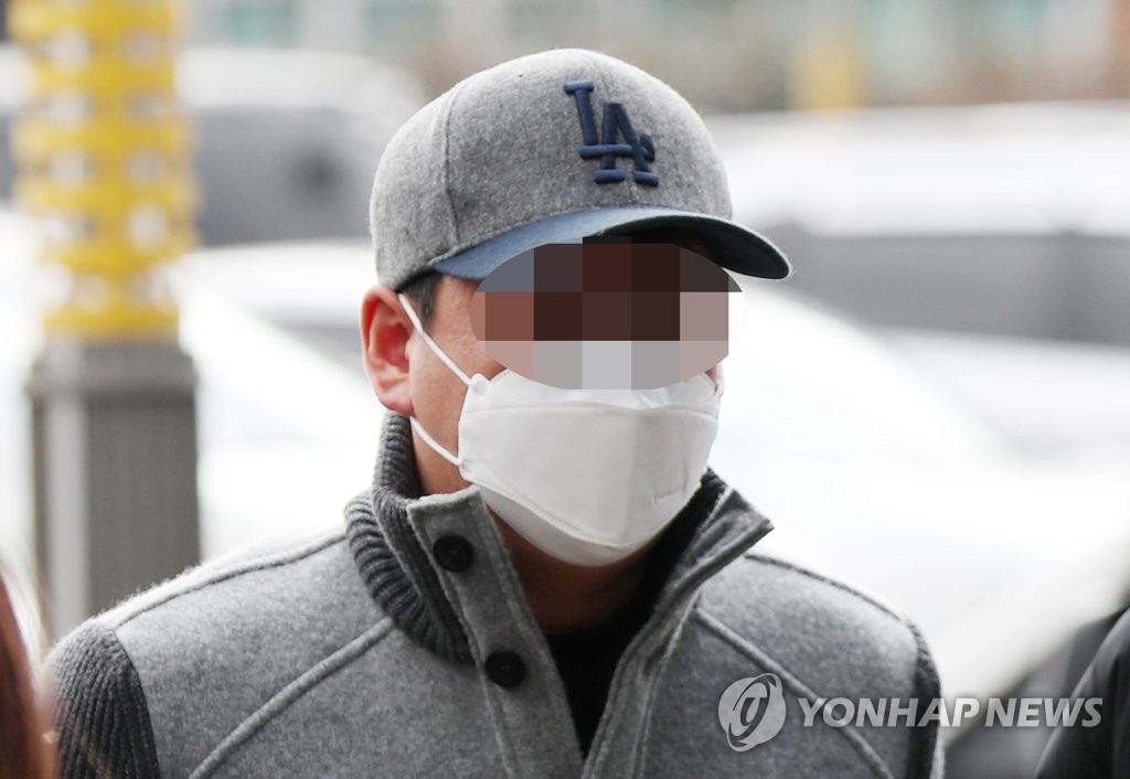 김포 아파트 경비원들 폭행한 30대 경찰 출석
