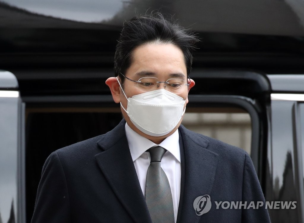 이재용 '국정농단' 파기환송심서 징역 2년6개월…법정구속