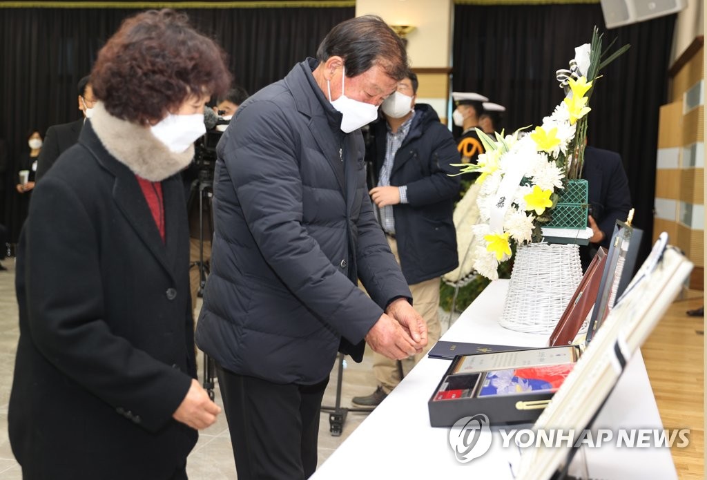 헌화 및 분향하는 유족들