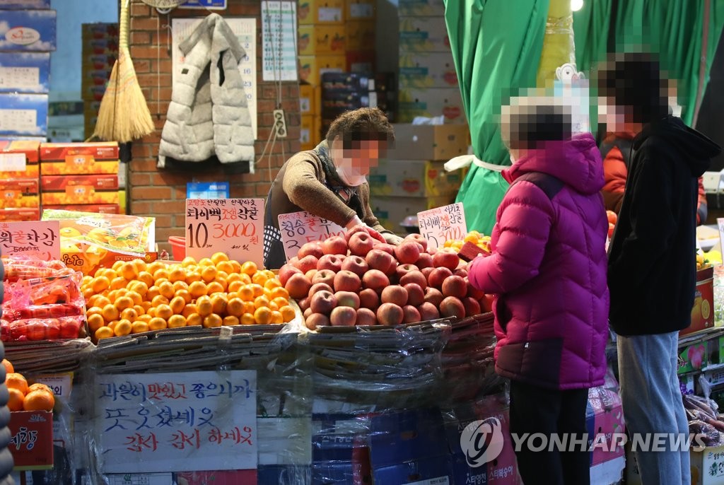 설 앞두고 과일 찾는 시민들