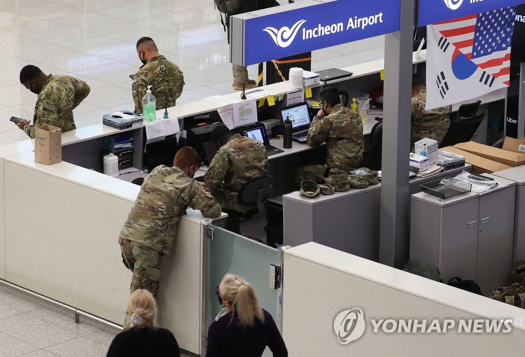 U.S. service members are seen at Incheon airport, west of Seoul, in this photo taken on Jan. 22, 2021. (Yonhap)