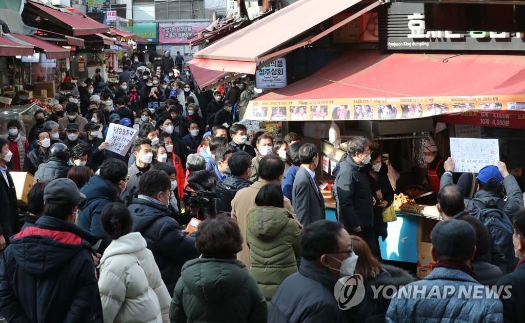 DP leader visits market DP leader visits market