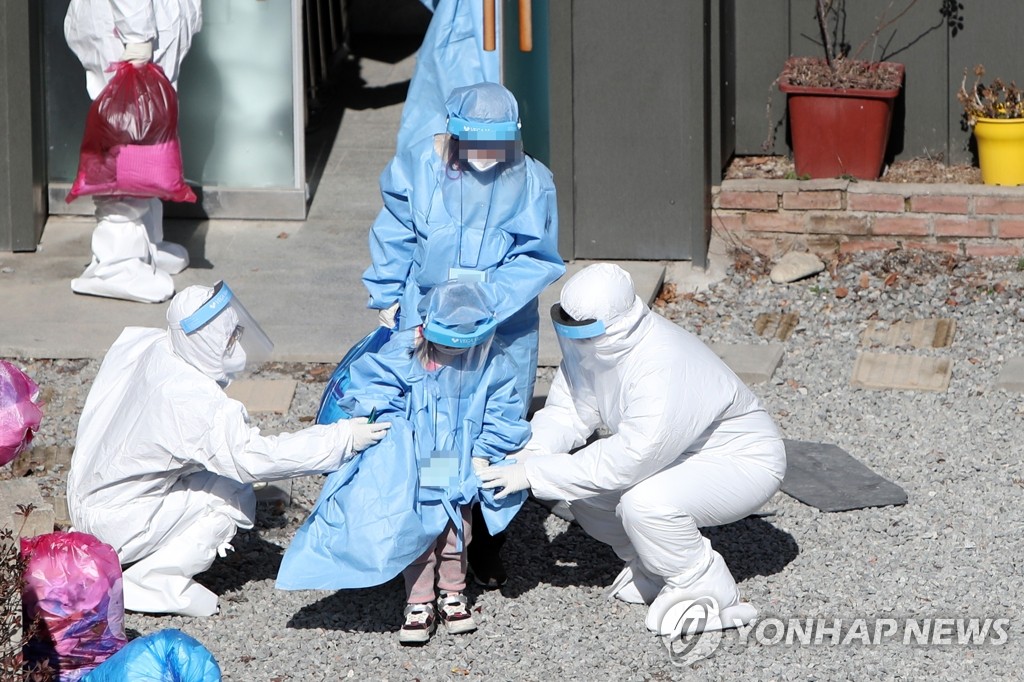 몸집보다 큰 방호복 입고…치료시설로 떠나는 합숙생