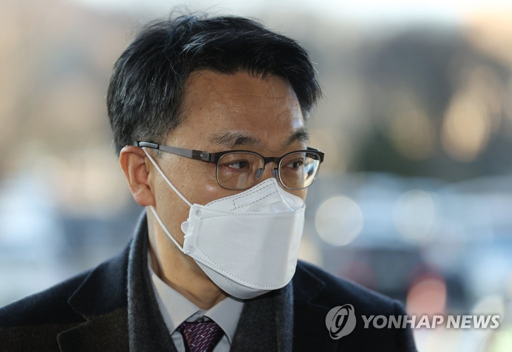 취재진 질문에 답하는 김진욱 공수처장